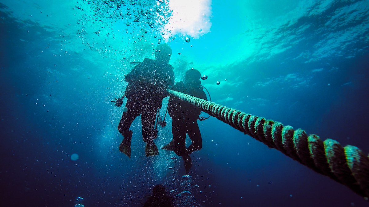 Open Water Course Koh Tao - Descending down a line