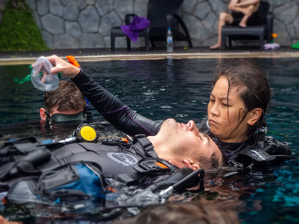 PADI Diving Instructor course in Thailand - Pool Rescue Skills