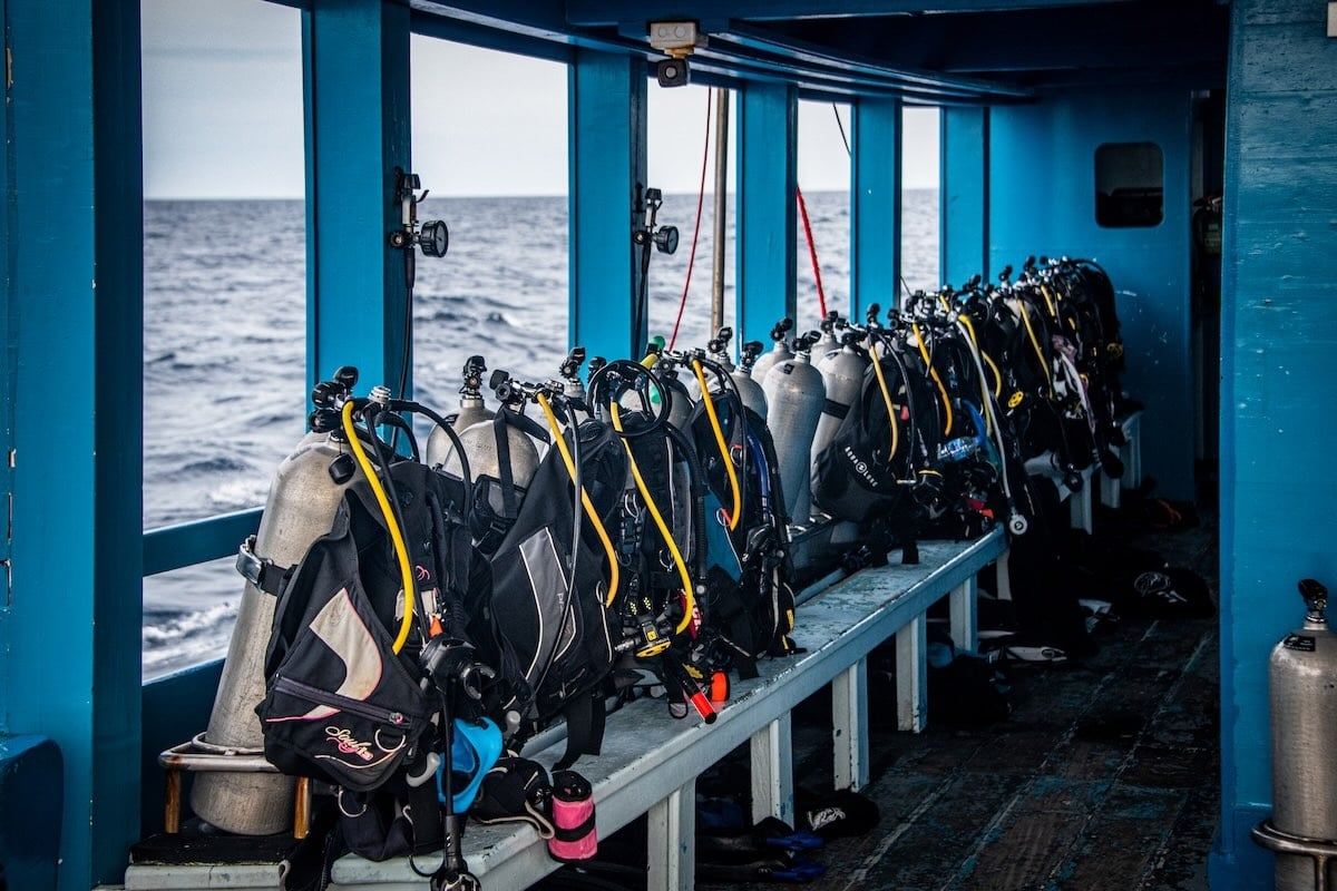 Divemaster Ausrüstung auf dem Tauchboot in Koh Tao